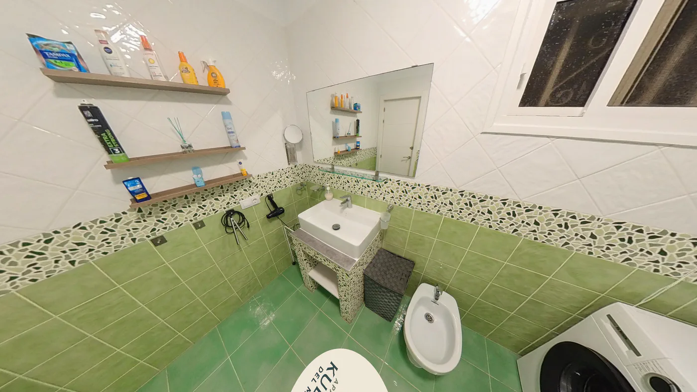 Badezimmer mit Waschmaschine