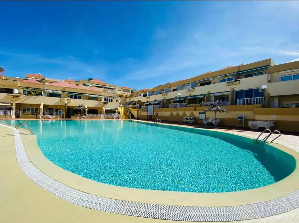 Runder Pool mit Sonnenterrasse
